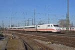 ICE 401 580-6 fährt beim badischen Bahnhof ein.