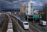 Auf nur einem Gleis unterwegs -    Völlig korrekt fährt dieser ICE 1 hier auf seinem Gleis in Richtung Basel SBB.