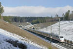 13. Februar 2018, ICE  Friedrichshafen  (Tz 114) fährt als ICE 703 Berlin - München auf der Schnellfahrstrecke Erfurt - Ebensfeld im Einschnitt bei Weißenbrunn a.F. Er hat soeben den Tunnel Höhnberg verlassen. Durch das im Hintergrund rechts sichtbare  Loch  führt die Nebenstrecke nach Coburg.