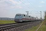 Am Nachmittag des 09.04.2020 fuhr 401 567-3  Garmisch-Partenkirchen  als ICE 276 (Basel Bad Bf - Berlin Ostbahnhof) nördlich von Hügelheim über die KBS 702 durchs Markgräflerland