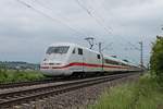 Als ICE 274 (Basel Bad Bf - Berlin Hbf) fuhr am Nachmittag des 14.05.2020 der 401 065-8 nördlich von Hügelheim über die Rheintalbahn durchs Markgräflerland in Richtung Freiburg (Breisegau).