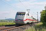 Nachschuss auf 401 582-2  Rüdesheim , als dieser am späten Nachmittag des 26.05.2020 als ICE 371 (Berlin Ostbahnhof - Interlaken Ost) nördlich von Hügelheim über die Rheintalbahn durchs Markgräflerland in Richtung Schweiz fuhr.