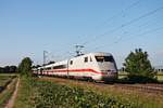 Am Abend des 26.05.2020 fuhr 401 090-6 als ICE 373 (Berlin Ostbahnhof - Bern HB) bei Buggingen über die Rheintalbahn durchs Markgräflerland in Richtung Müllheim (Baden).