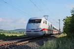 Nachschuss auf 401 590-5  Ludwigshafen am Rhein , als dieser am Abend des 26.05.2020 als ICE 373 (Berlin Ostbahnhof - Bern HB) nördlich von Hügelheim über die Rheintalbahn durchs Markgräflerland in Richtung Schweiz fuhr.