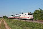 Am Morgen des 02.06.2020 fuhr 401 589-7/401 076-5  Geisenheim/Rheingau  als ICE 372 (Interlaken Ost - Berlin Ostbahnhof) nördlich von Müllheim (Baden) bei der Gemeinde Hügelheim