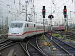 Ein ICE1 bei der Einfahrt in den Frankfurter Hauptbahnhof.