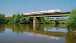 Geburtstagskind unterwegs:  30 Jahre ICE  401 086/586 auf der Mainbrücke zwischen Heidingsfeld und Würzburg.