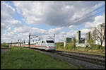 Ein ICE 1 passiert hier am 7.5.2021 um 16.18 Uhr auf der Fahrt nach Münster in Westfalen die Dyckerhoff Zementwerke in Lengerich.