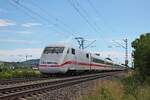 Als ICE 274 (Basel SBB - Berlin Hbf) fuhr am Nachmittag des 08.07.2020 der 401 566-5  Gelnhausen  nördlich von Hügelheim über die Rheintalbahn durchs Markgräflerland in Richtung