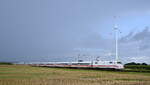 DB Fernverkehr Tz 184 (401 084/584)  Bruchsal , es führt 401 084, als IC 929 Kiel Hbf - Passau Hbf vor einem heranziehenden Regenschauer, Umleiter (Landesbergen, 27.08.2021). Aufgrund einer Oberleitungsstörung zwischen Sagehorn und Ottersberg (Strecke Bremen - Hamburg) wurde der Fernverkehr (IC, ICE, Flixtrain) zwischen Hamburg und Köln über Rotenburg (Wümme) - Verden - Nienburg - Minden - Hamm bzw. Gegenrichtung umgeleitet. Der Fotostandpunkt befindet sich an dem eingleisigen Teilstück Nienburg - Minden ( NATO-Bahn ). Der hier sonst in jede Richtung zweistündlich verkehrende RE 78  Porta-Express  wurde wegen Auslastung dieses Teilstücks auf SEV umgestellt.