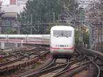 InterCityExpress 879 von Berlin Ostbahnhof nach Basel SBB, hier bei der Durchfahrt Berlin Friedrichstrae. Aufgenommen am 12.08.07