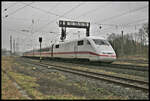 ICE 401005 durchfährt auf dem Weg zum nächsten Halt in Münster in Westfalen am 16.12.2021 um 12.02 Uhr den Bahnhof Hasbergen.