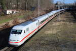 401 582-2 ICE 758(Binz-Köln)als Umleiter bei der Durchfahrt am 05.02.2022 in Rostock-Kassebohm 