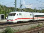 Triebkopf 401 520 rast mit ca. 240 km/h mit seinem ICE in Richtung Mannheim durch den Bahnhof Vaihingen/ Enz auf der Neubaustecke. (24.08.2007)