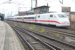 Ein ICE 1 in voller Länge ist durch die umfangreichen Bauvorhaben in Dresden auf die Güterzuggleise ausgewichen und gestattet im April 2026 den Einblick auf den gesamte Zug, solange der Unkrautbewuchs nicht weiter fortschreitet.