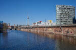 Auf dem Weg zum Berliner Ostbahnhof war ein unbekannter ICE 1 am 06.03.2026 auf der Berliner Stadtbahn unterwegs. Unweit der Jannowitzbrücke zeigte sich der Zug vor der Berliner Kulisse. 