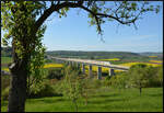Ein ICE 1 am 28.04.2026 auf der 1.232 Meter langen Leinachtalbrücke der Schnellfahrstrecke Hannover - Würzburg.