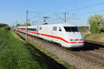 ICE 1  / 401 563 in voller Länge am 27.4.26 bei Vierkirchen. 