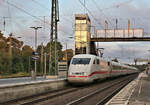 Ein ICE 1 kommt hier am 1.8.2026 um 06.23 Uhr auf dem Weg nach Osnabr�ck durch den Bahnhof Hasbergen.