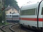 Ein ICE 1 schlngelt sich um die steilen Felsen von Istein in Richtung Basel am 28.08.2008.