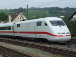 Ein ET 401 (ICE 1) auf dem Weg nach Basel passiert Efringen-Kirchen am 28.08.2008.