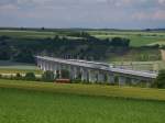 Ein ICE in Fahrtrichtung Mannheim berquert die Enztalbrcke.
