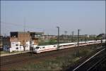 401 018/518 (9380 5401 018-5 D-DB) hat am Morgen des 11.04.2009 als ICE 672, Wiesbaden Hbf - Hamburg-Altona, die Freie und Hansestadt Hamburg erreicht und passiert das Stellwerk Veddel. 
