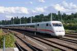 BERLIN, 08.06.2009, ein ICE 1 auf der Ringbahn in Richtung Gesundbrunnen fährt am S-Bahnhof Greifswalder Straße vorbei