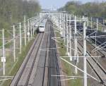 Ein ICE auf der Hochgeschwindigkeitsstrecke von Berlin Richtung Hannover am 22.4.2005. Rechts daneben die Stammstrecke. Im Hintergrund Berlin