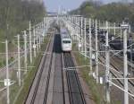 ICE auf der Hochgeschwindigkeitsverbindung Hannover - Berlin ca 12 km vor Berlin-Spandau.