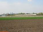 Da, wo Frankfurt am Main lndlich ist - trotz Hochhauskulisse im Hintergrund: Ein ICE 1 am 15.04.2005 auf der Fahrt in Richtung Fulda bei den Feldern in Frankfurt am Main - Oberrad, hier gibt es noch
