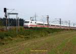 Ein ICE kommt am 12.09.2010 von Hildesheim her und biegt hier beim  Abzweig Himmelsthr  (siehe die beiden Schilder vor dem Zug) Richtung Sden auf die NBS ab.