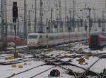 DB 401 572-3  Timmendorfer Strand  als ICE 75 von Hamburg-Altona nach Zrich HB, bei der Einfahrt in Frankfurt (M) Hbf; 22.12.2010