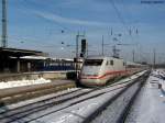 Am 05.01.2011 fhrt mit ca. 10 Minuten Versptung 401 087-1  Fulda  als ICE 73 (Hamburg-Altona - Zrich HB) bei kaiserlichem Wetter in Karlsruhe Hbf ein. Die blaue Lok links im Bild ist die BB 1142 635.