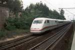 Ein ICE 1-Zug, damals noch in den  alten  Farben, im Jahre 1998 kurz vor dem Bhf.