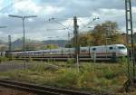 ICE1 401 Mnchen - Stuttgart am 28.10.2002 in Stuttgart - Bad Cannstatt. Im Hintergrund hinter dem Lichtmast  die Wrttemberg , frher Stammsitz der Wrttemberger, heute Grabkappele einer wrttembergischen Knigin aus dem Zarenhaus.