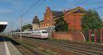 Neben dem groen Bahnhof von Rathenow sieht auch der sehr schnelle ICE 277 nach Interlaken Ost ziemlich klein aus. 06.07.2011