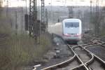 Ein ICE1 fhrt am 01.04.2012 in den Bochumer Hauptbahnhof ein.Aufgenommen vom Bahnsteigende.