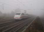 Eine Weiwurst alias ICE 579 (Hamburg-Altona - Stuttgart Hbf), einer der Zge, die zurzeit ber Rotenburg/Wmme umgeleitet werden, tauchte im Bahnhof Scheeel aus dem Nebel auf und war ebenso schnell