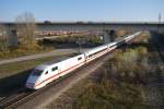 Der ber 410 Meter lange 401 086-4 ist auf der Schnellfahrtstrecke von Stuttgart nach Mannheim unterwegs.