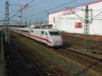 Ein ICE bei der Durchfahrt Mannheim-Waldhof am 06.04.2012.