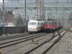 DB / SBB - ICE nach Olten sowie Re 4/4  11340 mit Re 6/6  11666 vor Gterzug im Bahnhofsareal von Sissach am 07.04.2013 