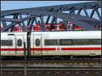 Blau-Wei-Rot: ICE vor S-Bahn in der stlichen Kurve von Hamburgs Hafencity. Im Vordergrund Reste des berflssig gewordenen Freihafenzauns. 6.7.2013