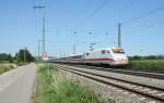 401 001-3 als ICE 70 von Basel SBB nach Hamburg-Altona am Nachmittag des 02.08.13 in Mllheim (Baden).