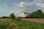 401 077-3 als ICE 373 von Berlin Ostbahnhof nach Interlaken Ost am Abend des 03.08.13 sdlich von Buggingen.