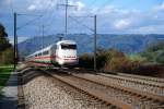 ICE 401 574-9 von Basel kommend in Richtung Zrich bei Frick im Aargau am 24.10.2006. Im Hintergrund der Eggberg, auf deutscher Seite, oberhalb von Bad Sckingen. 