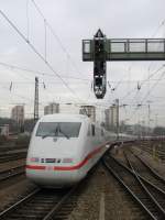 Ein ICE 1 der ohne Fahrgste den Stuttgarter Hbf. in Richtung Bahnbetriebswerk Stuttgart verlie