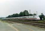 401 xxx als Lt 30784 (Bremen Hbf–Hamburg-Eidelstedt) am 10.08.1992 in Hittfeld; der damals noch mit zahlreichen Gleisen und Weichen ausgestattete Bahnhof ist seit 2004 nur noch Haltepunkt.