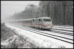 Bei dichtem Schneefall braust am 24.1.2015 um 12.19 Uhr ein ICE durch den Bahnhof Natrup-Hagen über die Rollbahn in Richtung Osnabrück.