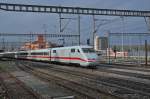 ICE 401 575-6 durchfährt den Bahnhof Muttenz.